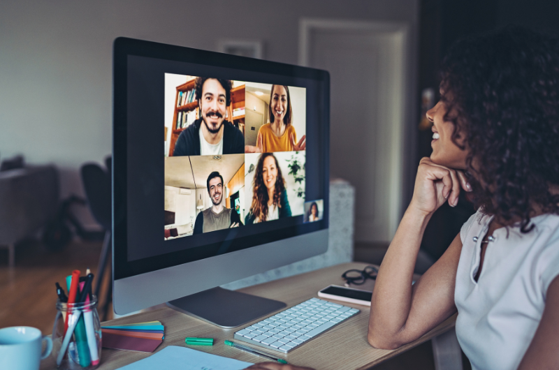 Frau vor Webmeeting, Strahlenschutzkurs online